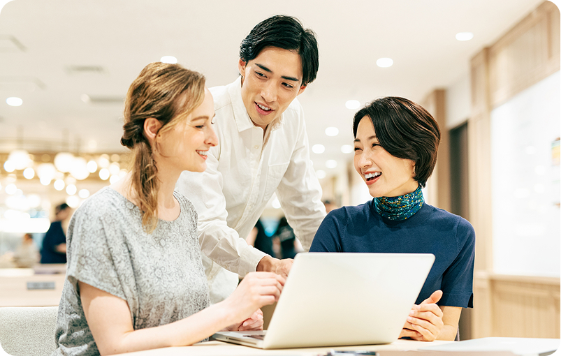 3人で打ち合わせする様子