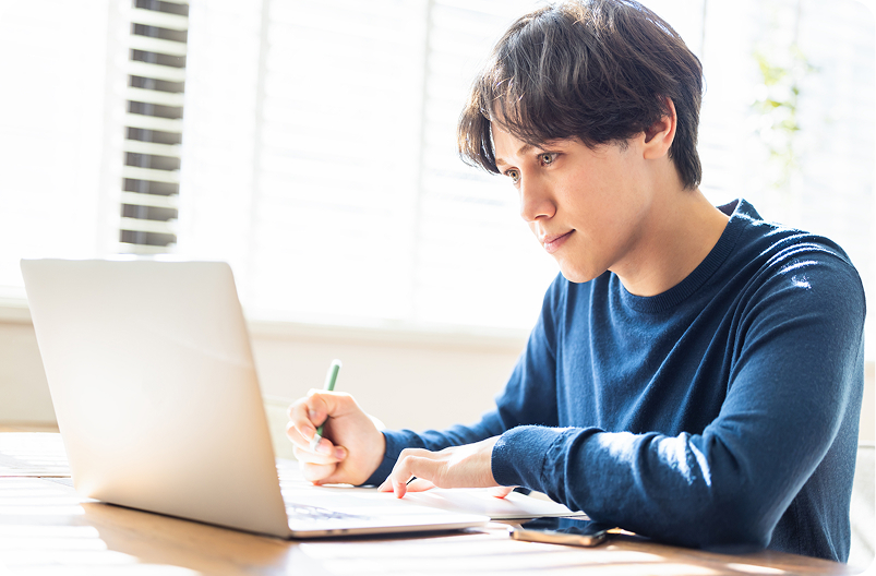 PC作業をする男性